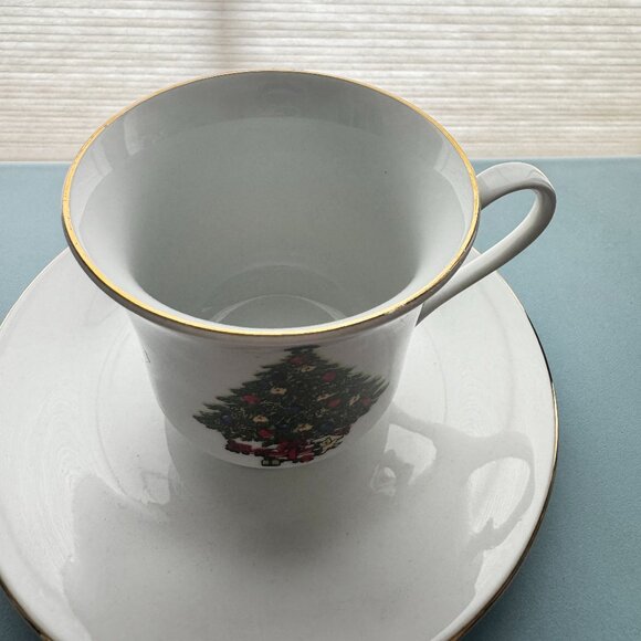 Sea Gull Fine China Christmas tea cup‎ and saucer - Picture 2 of 5